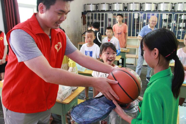 國網(wǎng)樂至縣供電公司:情暖教師節(jié) 關(guān)愛留守學(xué)生