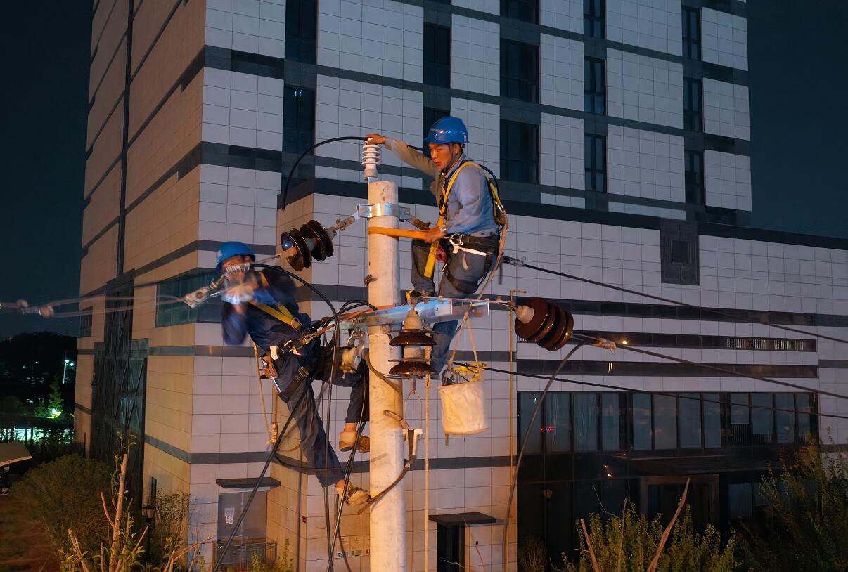 供電搶修人的一天:晝夜奮戰(zhàn) 分秒必爭(zhēng)送光明