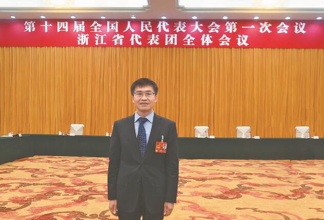 加快能源技術(shù)創(chuàng)新 推動(dòng)成果轉(zhuǎn)化應(yīng)用——訪全國(guó)人大代表、中國(guó)科學(xué)院寧波材料技術(shù)與工程研究所副所長(zhǎng)(主持工作)王立平