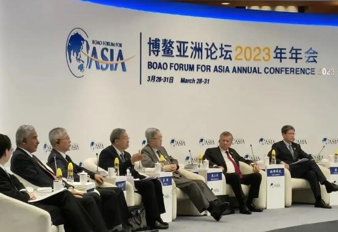 央行行長易綱:實(shí)現(xiàn)碳達(dá)峰碳中和需要“胡蘿卜+大棒”