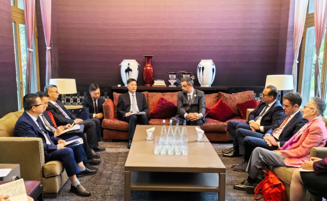 東方電氣集團(tuán)黨組書(shū)記、董事長(zhǎng)俞培根與法國(guó)電力集團(tuán)董事長(zhǎng)兼首席執(zhí)行官呂克·雷蒙會(huì)談