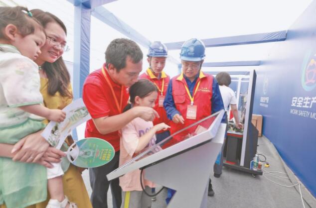 國(guó)網(wǎng)成都供電公司面對(duì)面宣傳演示 把安全知識(shí)送到客戶身邊