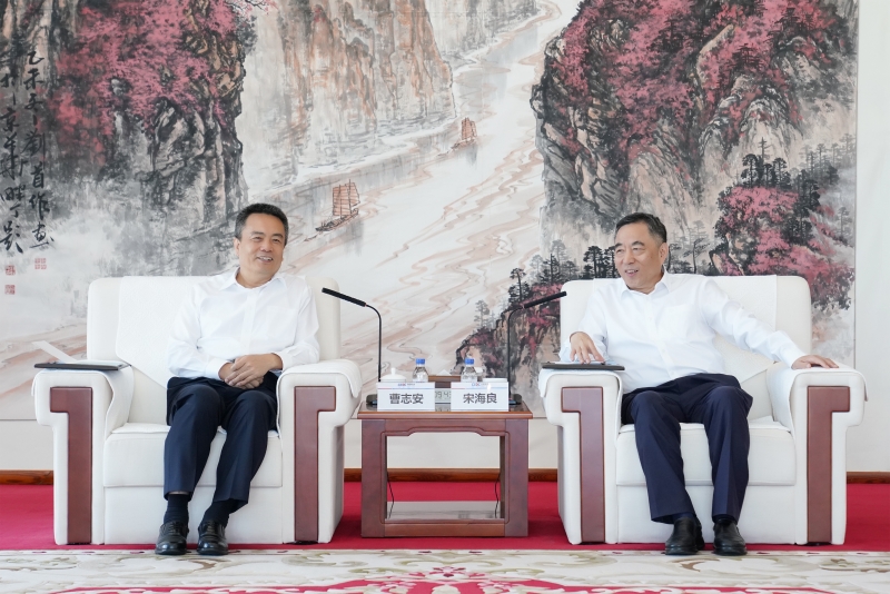 中國(guó)能建黨委書(shū)記、董事長(zhǎng)宋海良與哈電集團(tuán)黨委書(shū)記、董事長(zhǎng)曹志安會(huì)談