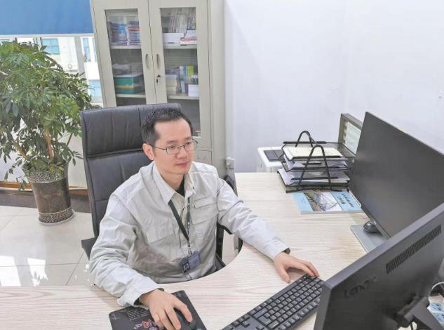 楊周:悉心守護超高壓電網安全