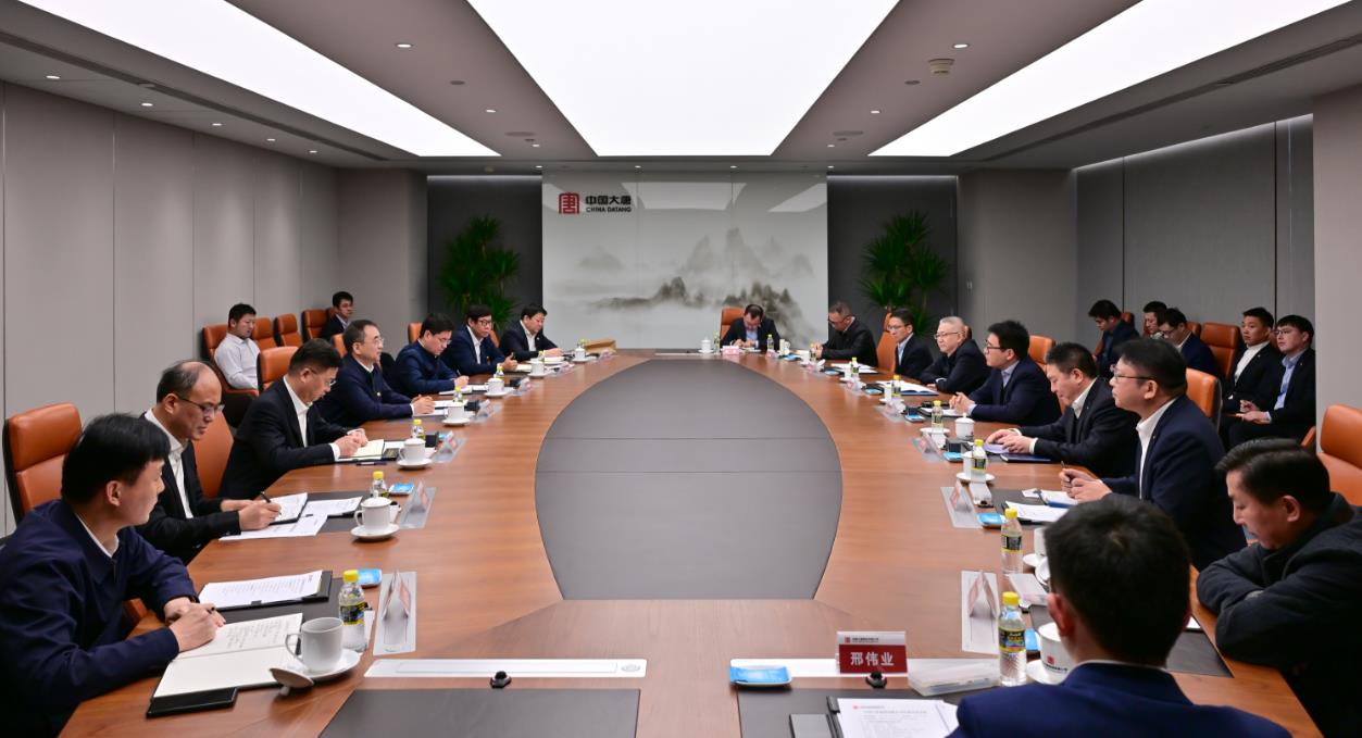 大唐集團黨組書記、董事長鄒磊與上海電氣黨委書記、董事長吳磊會談