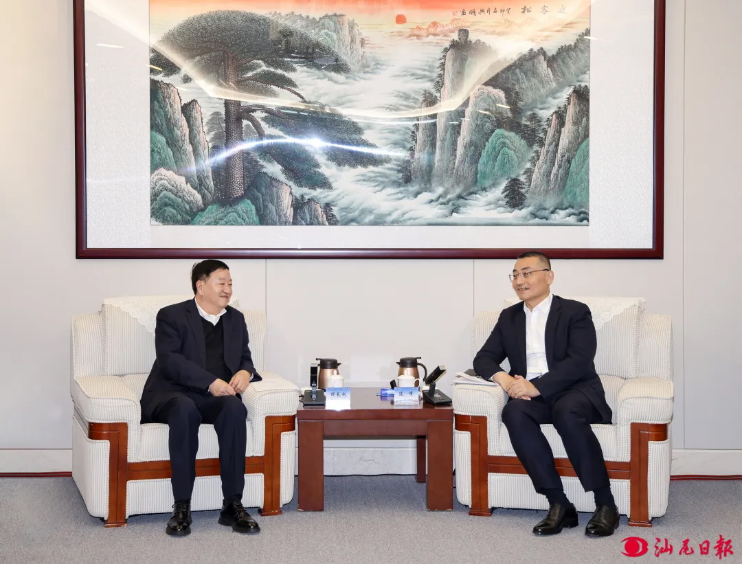 中廣核集團(tuán)黨委書(shū)記、董事長(zhǎng)楊長(zhǎng)利與汕尾市委書(shū)記逯峰、市長(zhǎng)鄭海濤會(huì)談