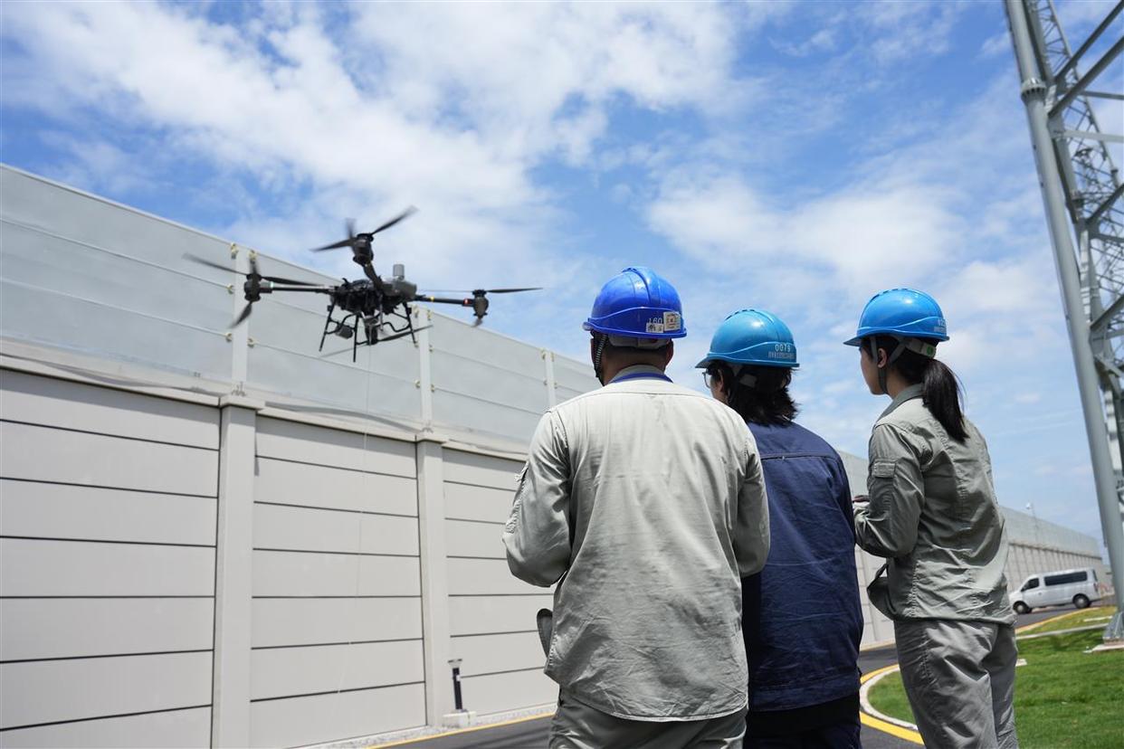 國(guó)網(wǎng)湖北電科院首次實(shí)現(xiàn)無(wú)人機(jī)掛拆特高壓線(xiàn)路參數(shù)測(cè)試引線(xiàn)